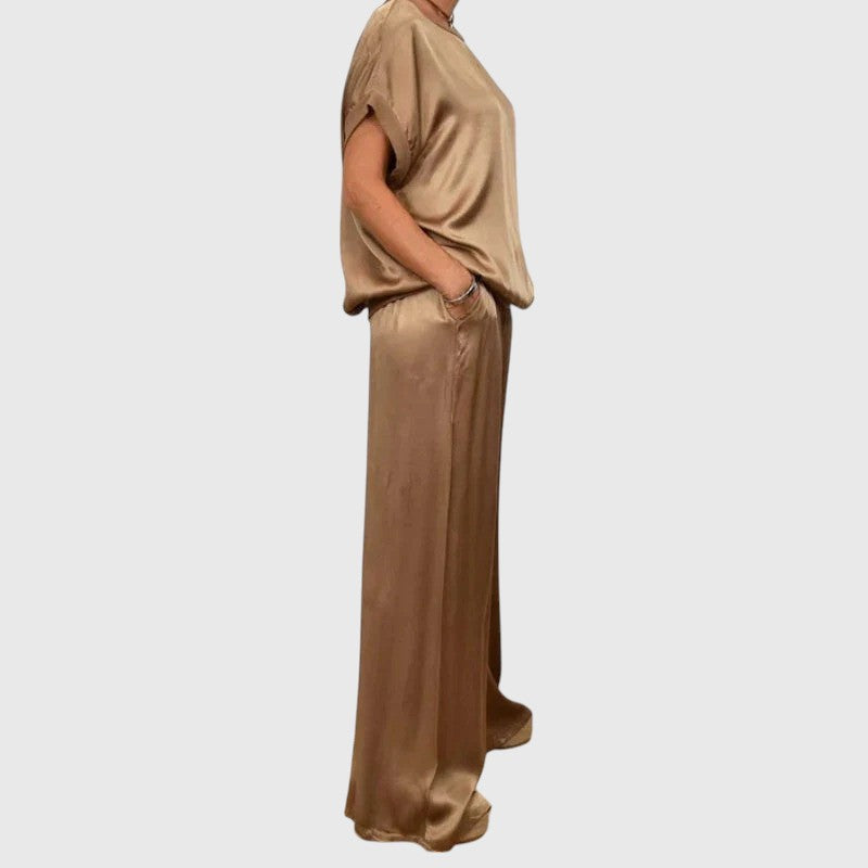Amaya – Spring set with a light blouse and wide pants